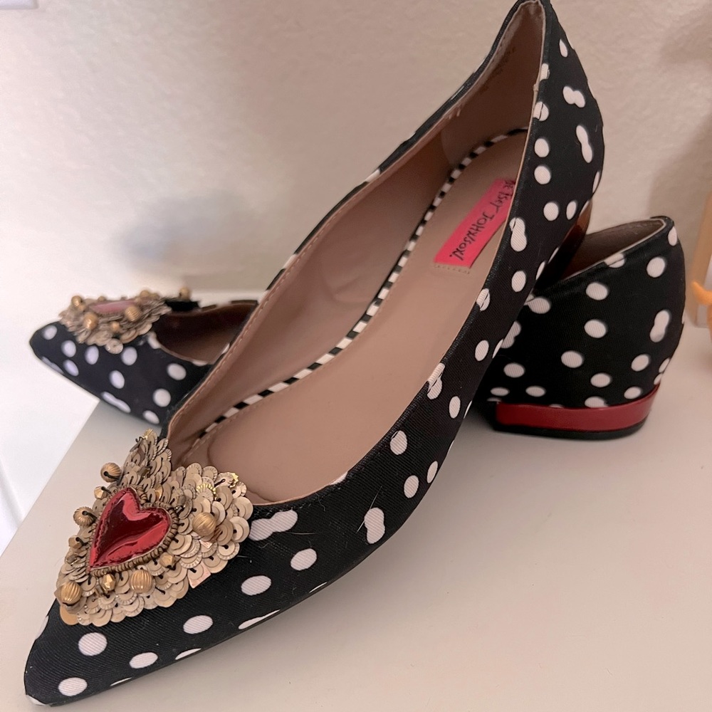 Betsey Johnson size 8 flats